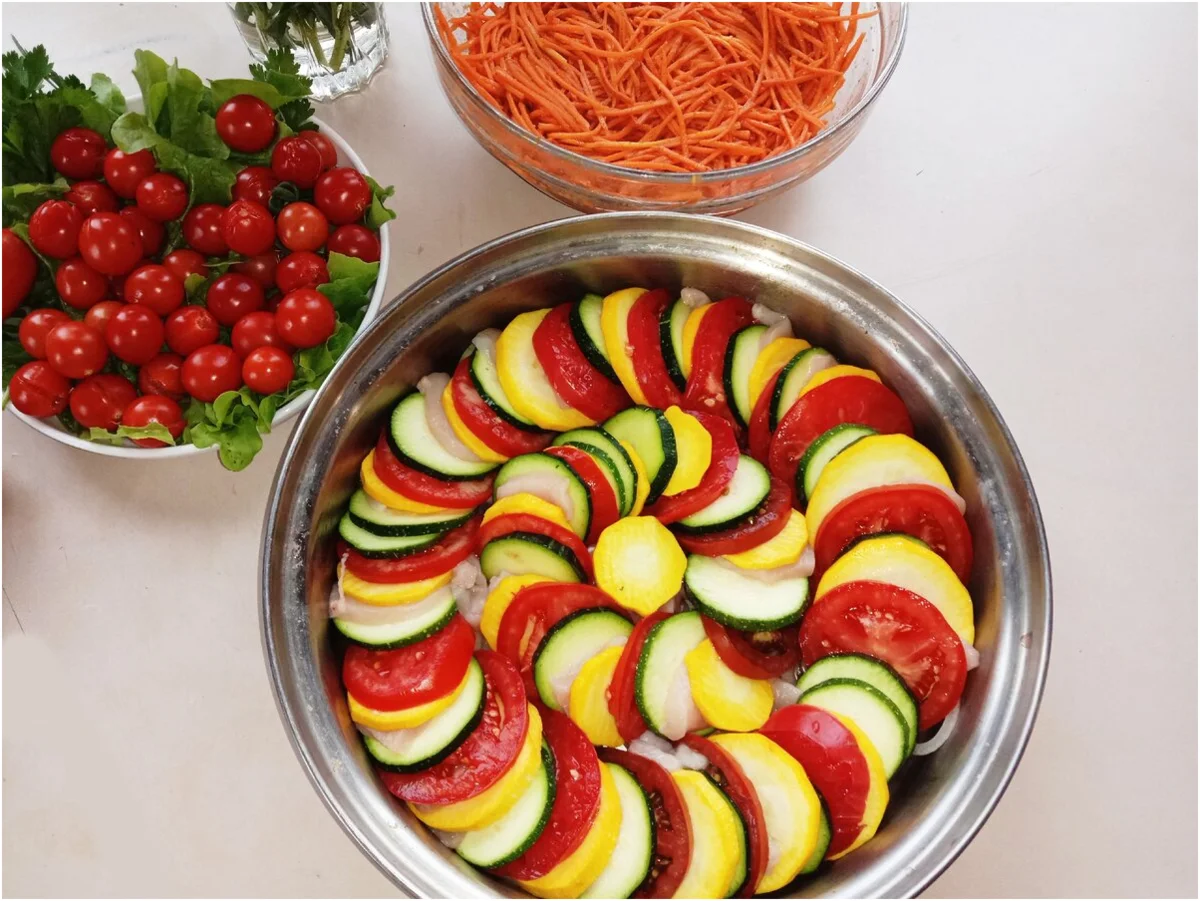 Для такого рататуя нужна курица, но можно и просто овощи запекать