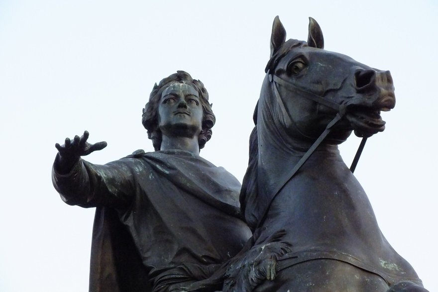 Почему на петре первом изображена гречески-римская одежда с плащом ведь петр с этим никогда не был связан.