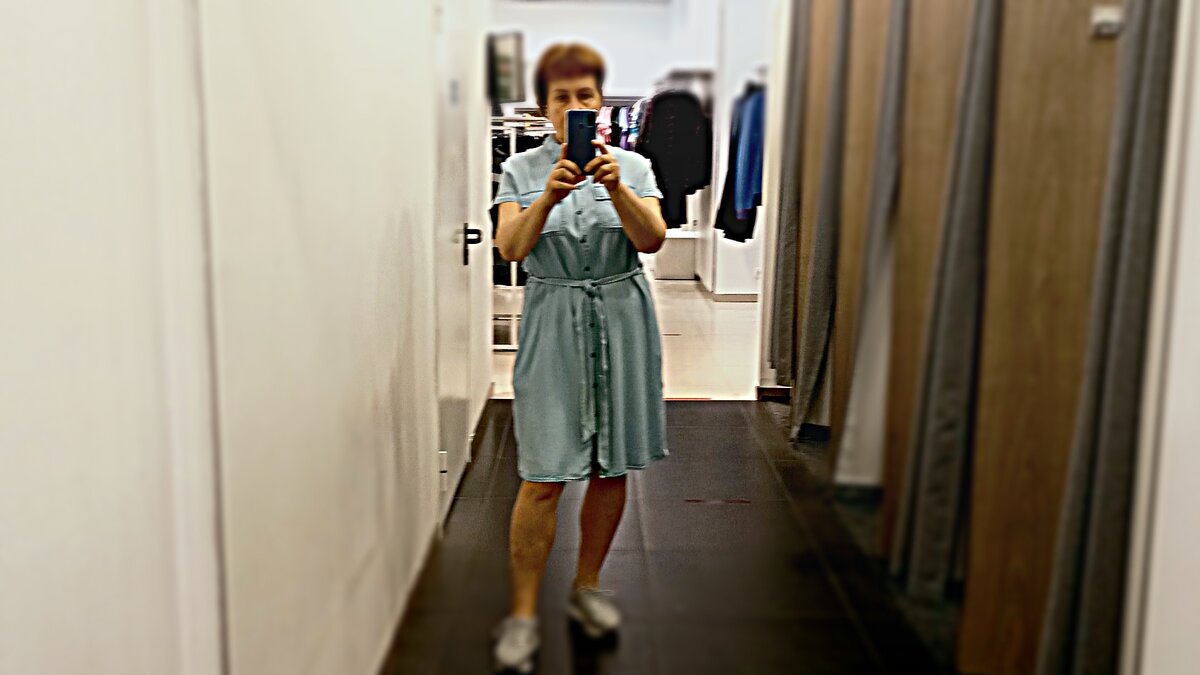 Талии нет, живот торчит. 