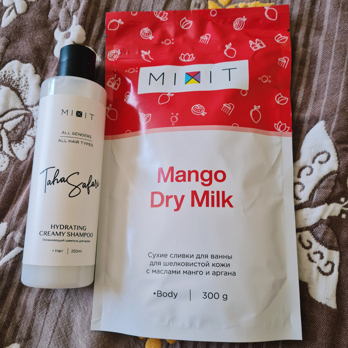 Фото автора. Сухие сливки для ванны Dry Milk Mango  и увлажняющий шампунь-для меня новинка. Листайте влево)