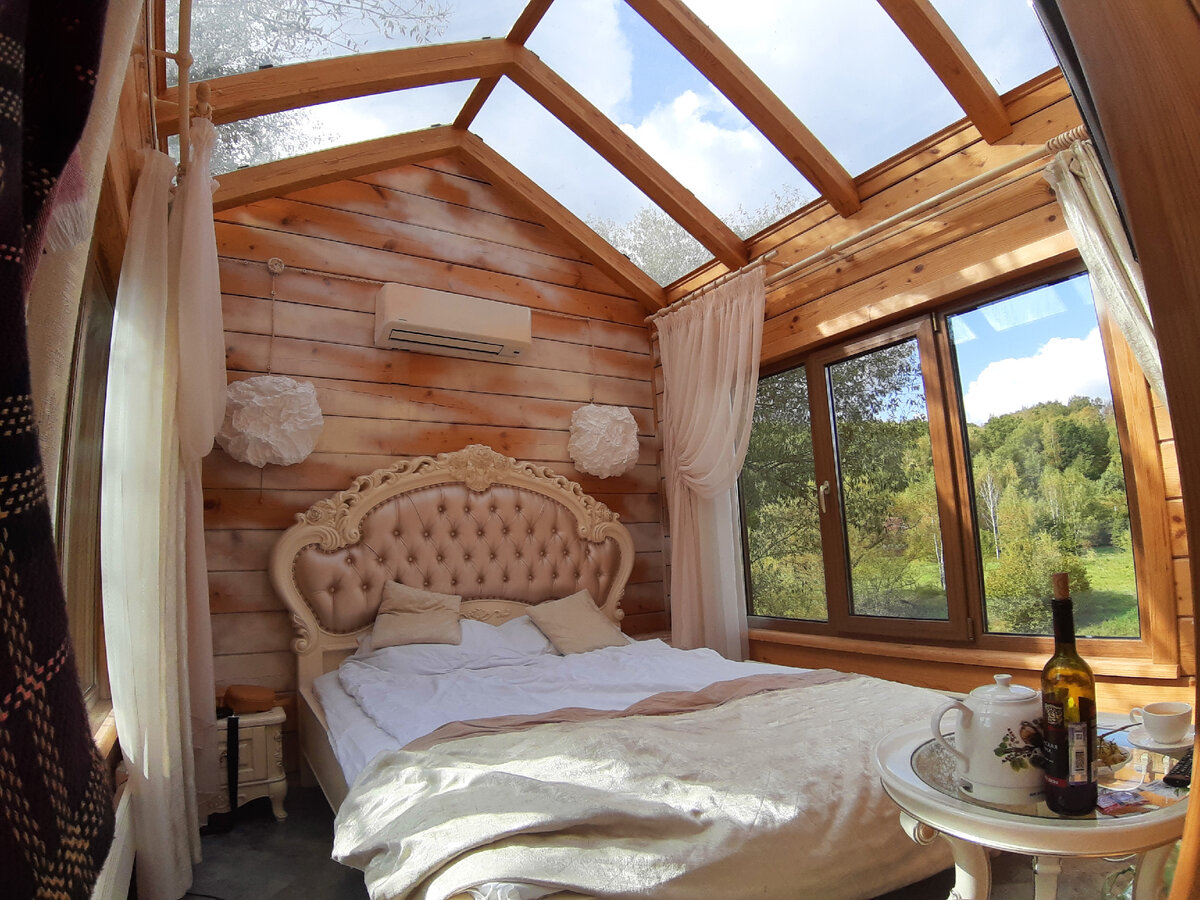 внутри дома на дереве