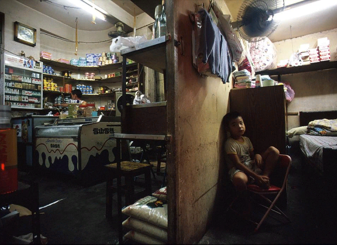 Быт в Коулуне: половина комнаты - магазин, половина - место для жизни