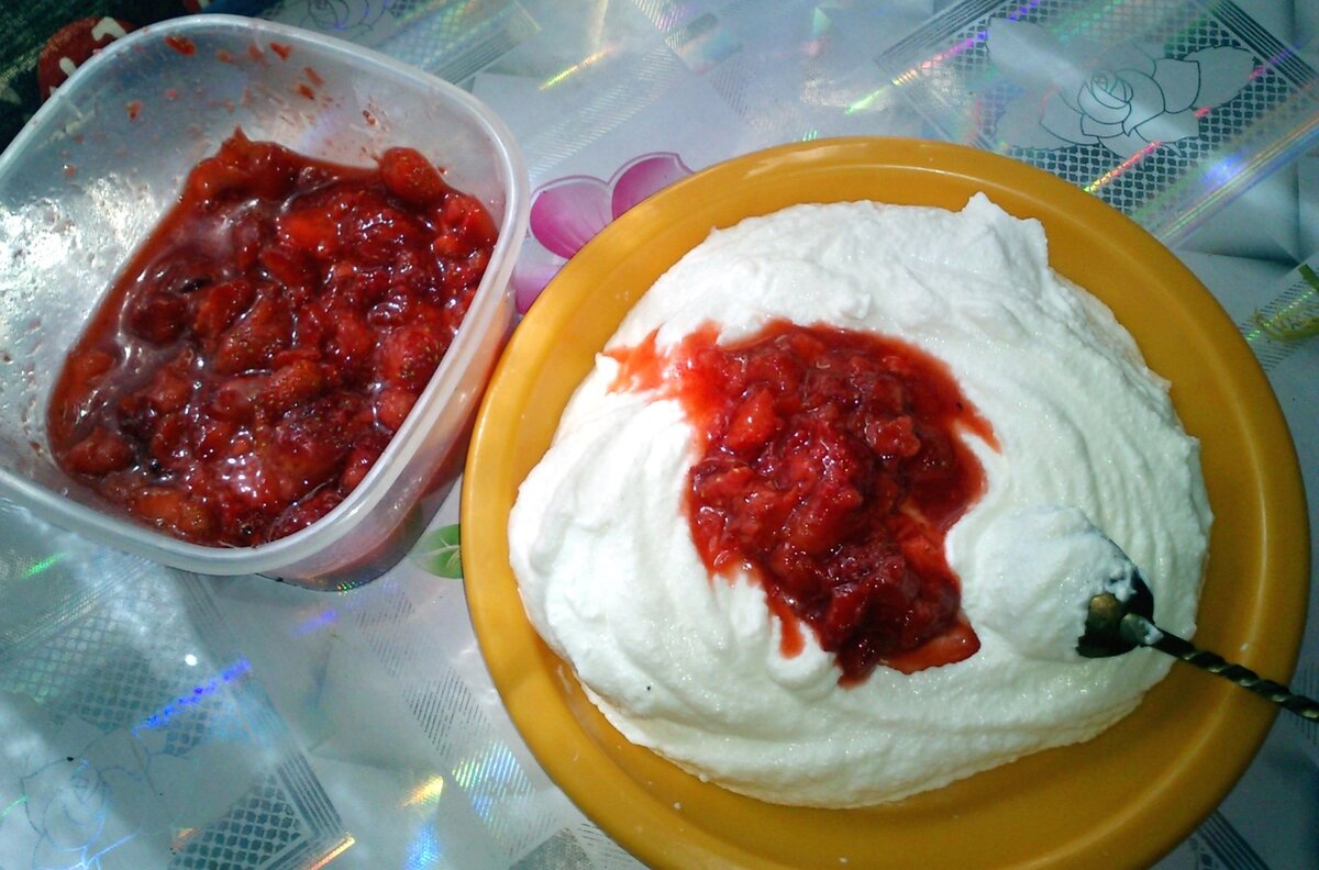 СВЕЖИЕ ЯГОДЫ ЗЕМЛЯНИКИ САДОВОЙ+ НЕМНОГО САХАРА КАК ДОБАВКА К ТВОРОЖНОЙ МАССЕ