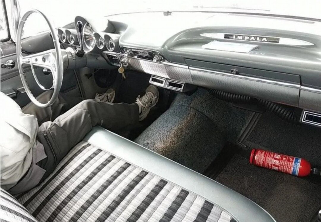 Очень удобный салон с неразделённым диваном.