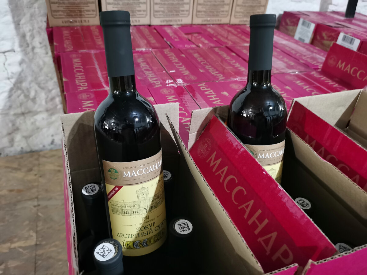 Из магазина при заводе "Массандра" люди выносили вино коробками ...
