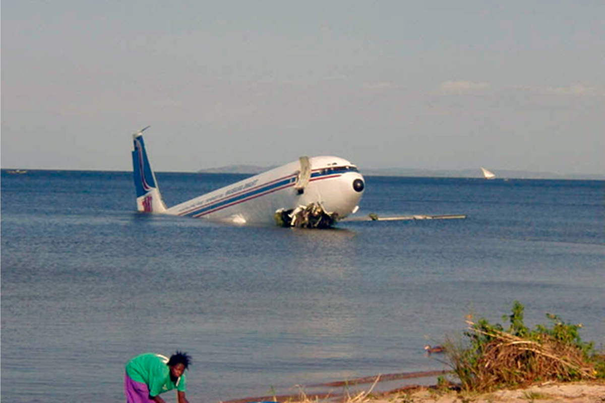 Самолет падает в воду. Самолёт падает в море. Крушение самолета в море. Самолет упал в воду. Самолет который приземляется на воду.