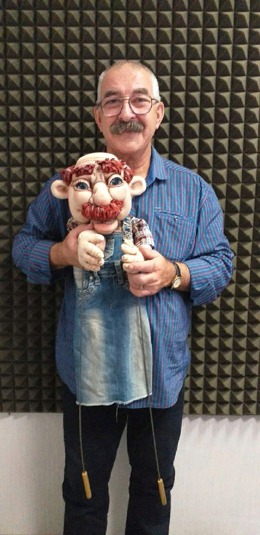 Лившиц Юрий Анатольевич с куклой "Дед" из спектакля "Репка" Тольяттинского Театра Кукол.