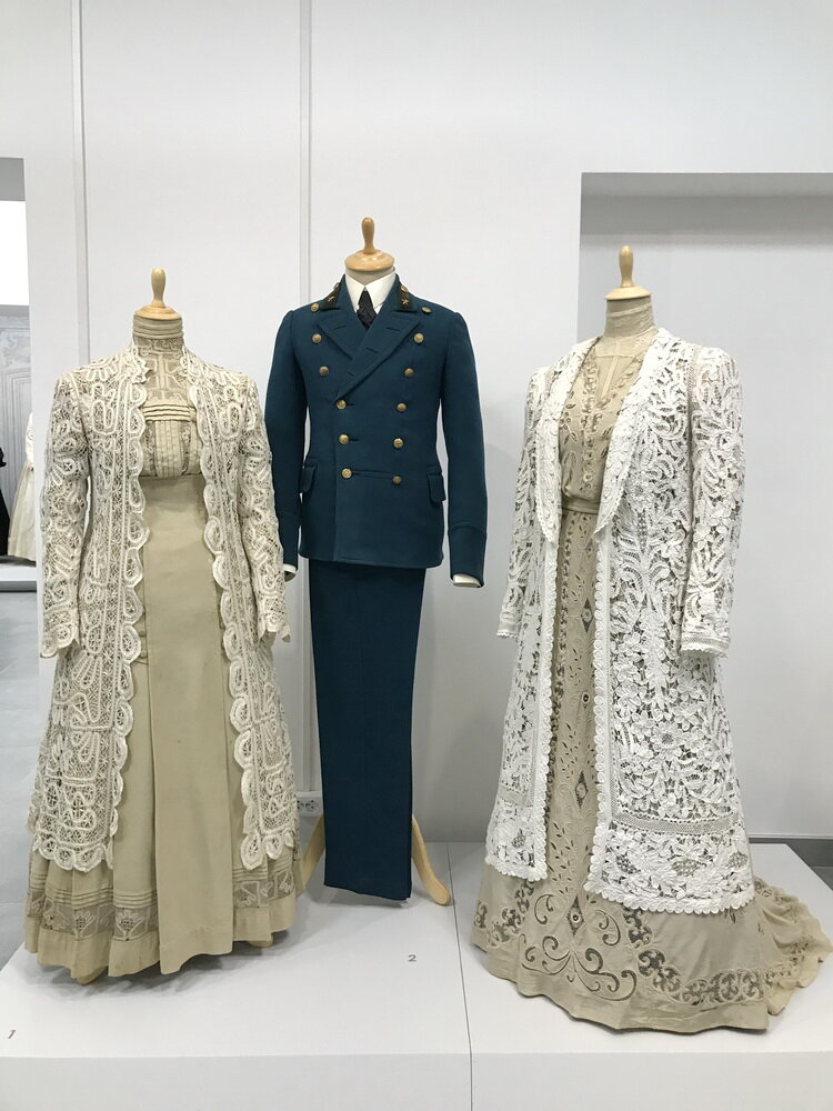 Справа: Труакар 1900-е годы, Россия. 
Труакар из хлопчатобумажного кружева «пуант-ляс».  ПЛАТЬЕ  Начало 1900-х годов. Россия. Платье из смесовой ткани цвета экрю. Выполнено в технике просечного узора по сетке. Отделана машинной вышивкой шелком, аппликационными мотивами.
Планировалось использовать данные предметы одежды для съемок фильма «Пароль не нужен» (1967).
