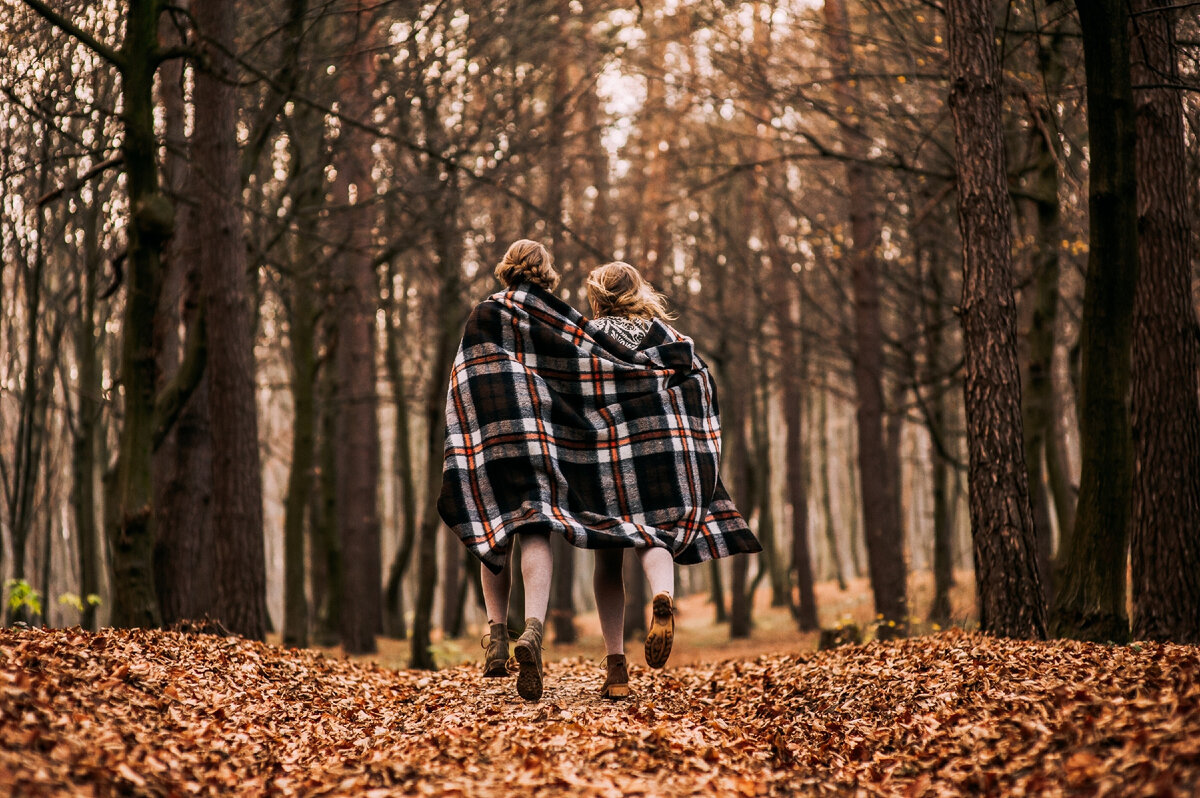 Прогулка тепло. Холодная осень. Фотосессия с пледом осенью. Осень холодно. Осенний плед.