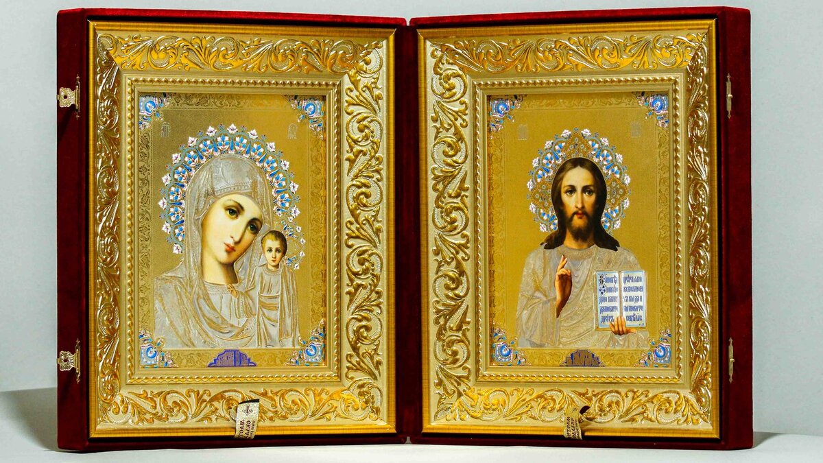 На фотографии - венчальный складень с иконами Господа и Божией Матери