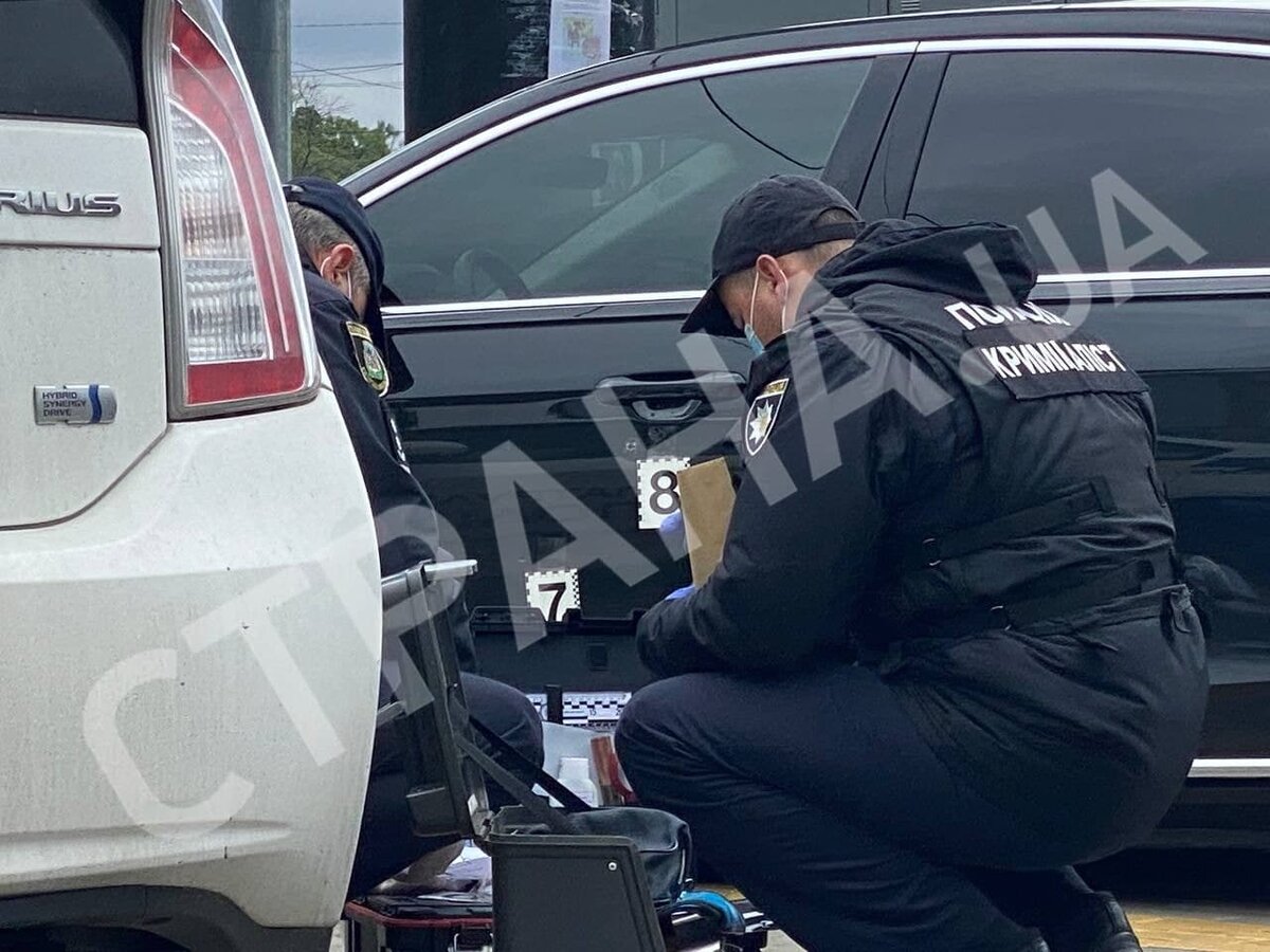 Эксперты осматривают пробитую пулями машину Шефира, фото Страна