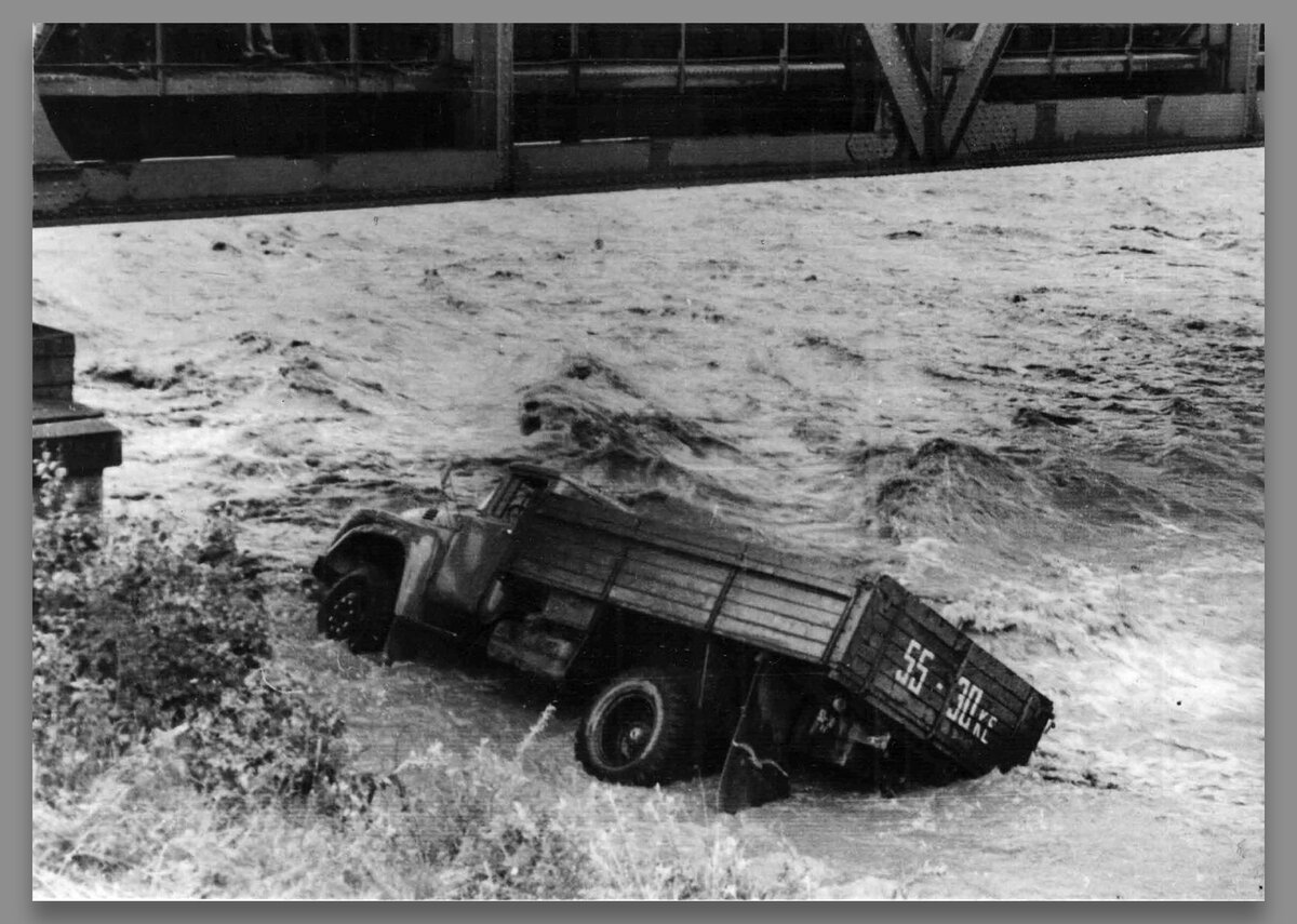 Грузовик опрокинулся в разбушевавшийся речной поток, Байкальск, 1971 г.