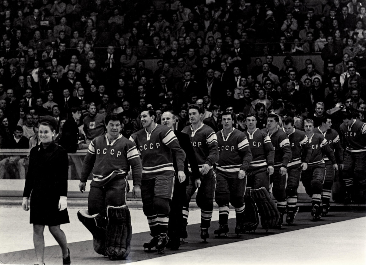 Советские чемпионы олимпиад. Хоккей Гренобль 1968 сборная СССР. Хоккей 1968 СССР Олимпийские игры. Хоккейная сборная СССР – чемпион Олимпийских игр 1968 года.