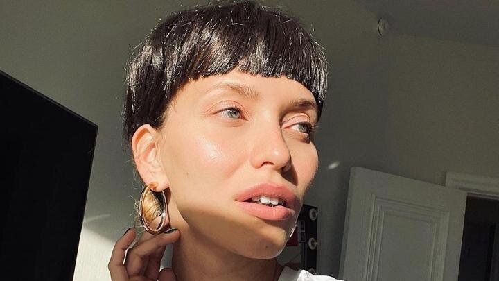 Фото-материалы взяты с источника https://www.nur.kz/showbiz/image/1936522-vse-huzhe-i-huzhe-reginu-todorenko-so-strizhkoy-pod-malchika-zhestoko-raskritikovali-foto/
