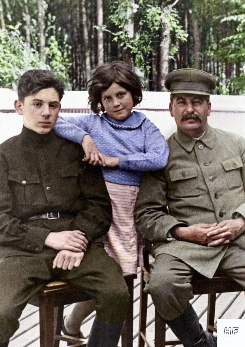 Иосиф Сталин с сыном Василием и дочерью Светланой. СССР, 1935 год.
Кадр с неизвестного источника.