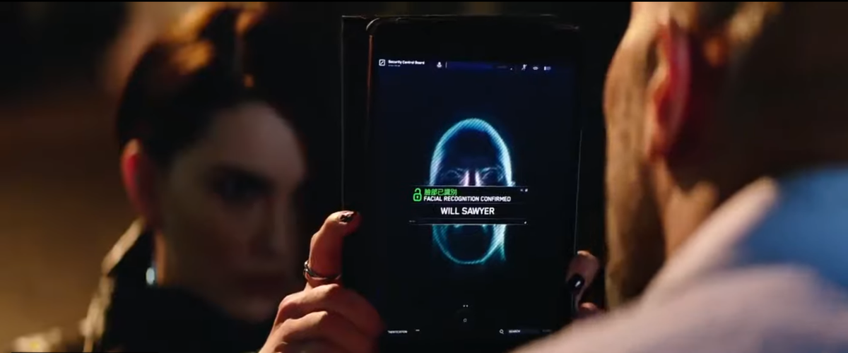 Кадр из американского фильма "Небоскрёб", наглядно демонстрирующий способ обхода авторизации при помощи биометрии