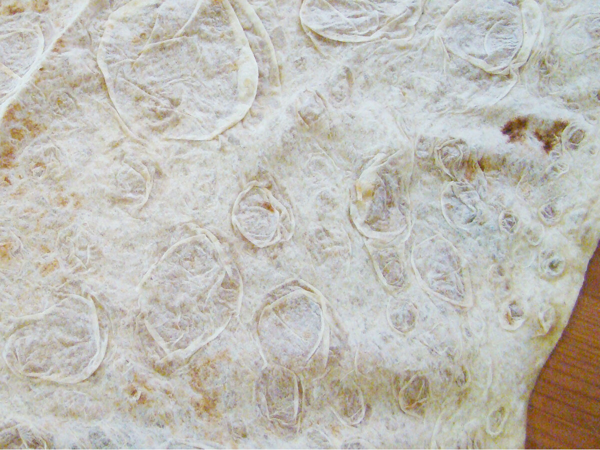 Тонкий лаваш расстелен.