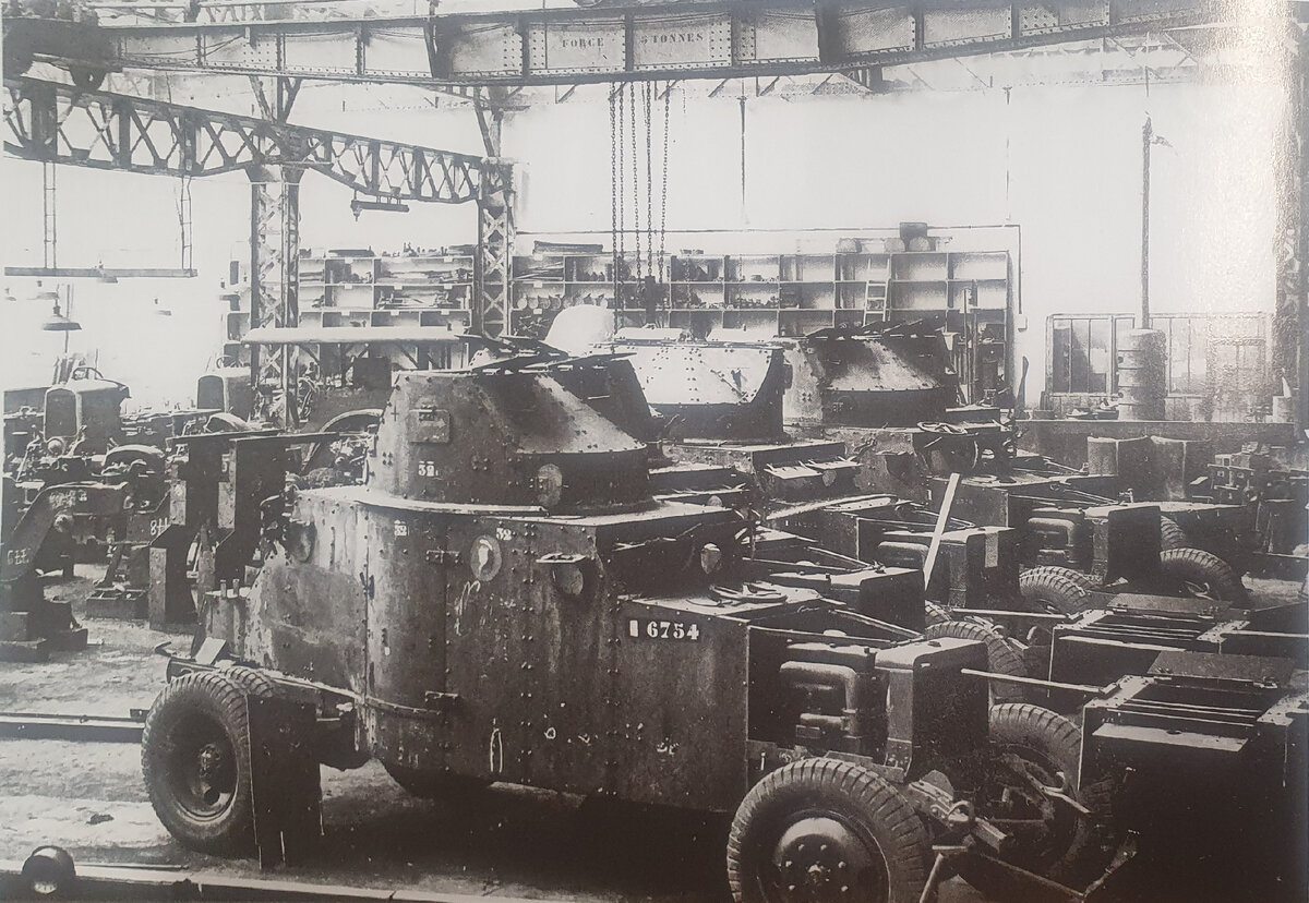 Броневики AMD White-Laffly в мастерской при перешассивании