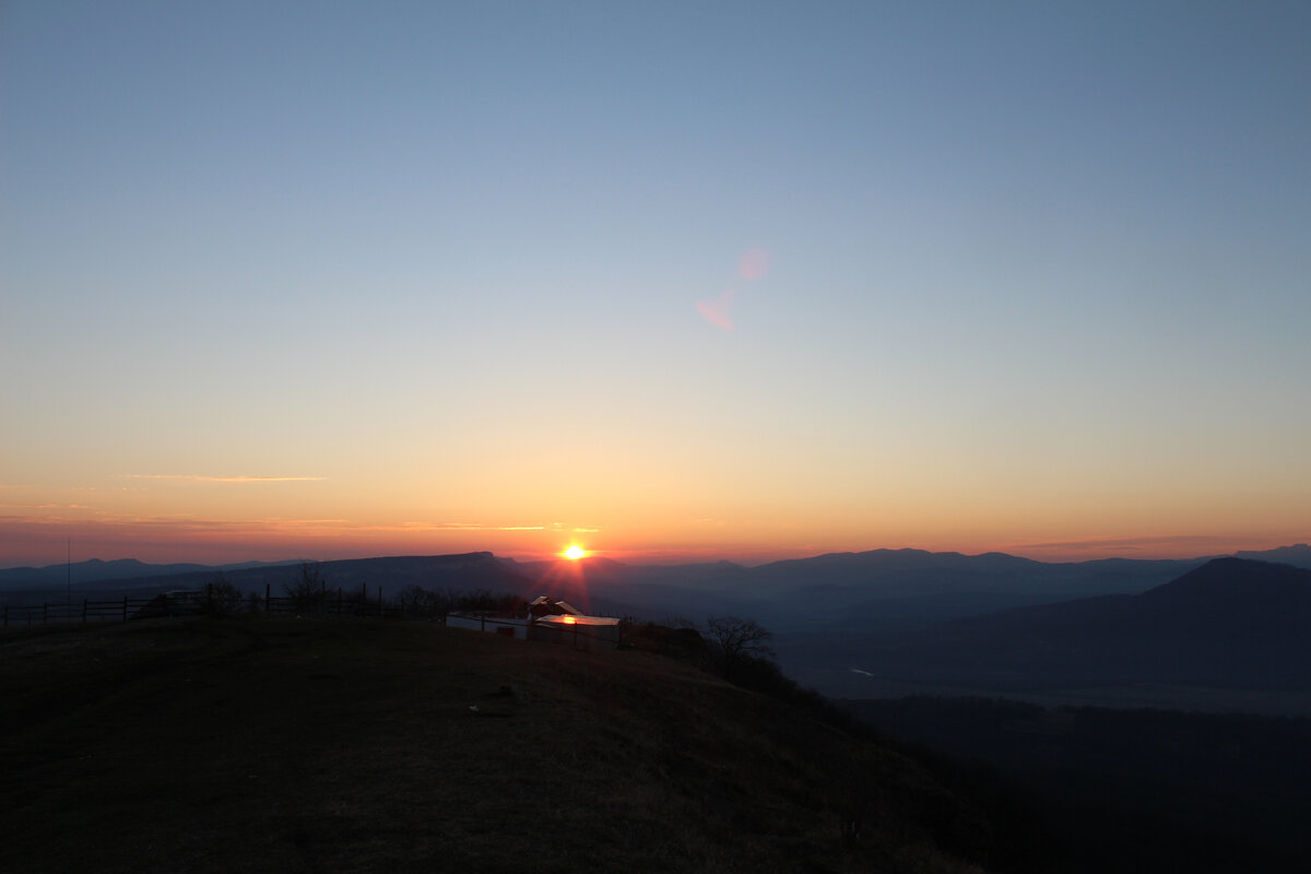 Лучи восходящего солнца осветили макушки гор