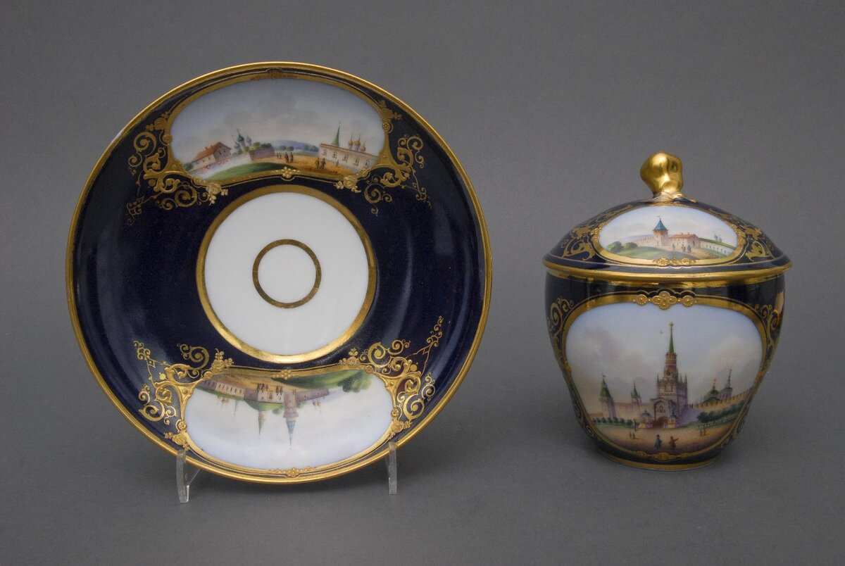 Чашка с крышкой и блюдцем, с изображением Спасских ворот в Кремле, середина XIX в.