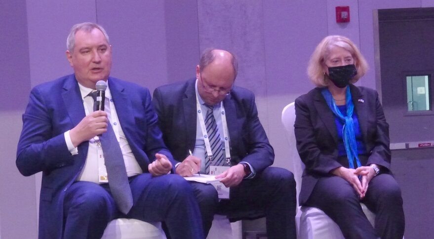 Генеральный директор Роскосмоса Дмитрий Рогозин (слева) выступает на пресс-конференции 25 октября вместе с заместителем администратора НАСА Пэм Мелрой (справа) и переводчиком. Фото: SpaceNews/Джефф Фоус