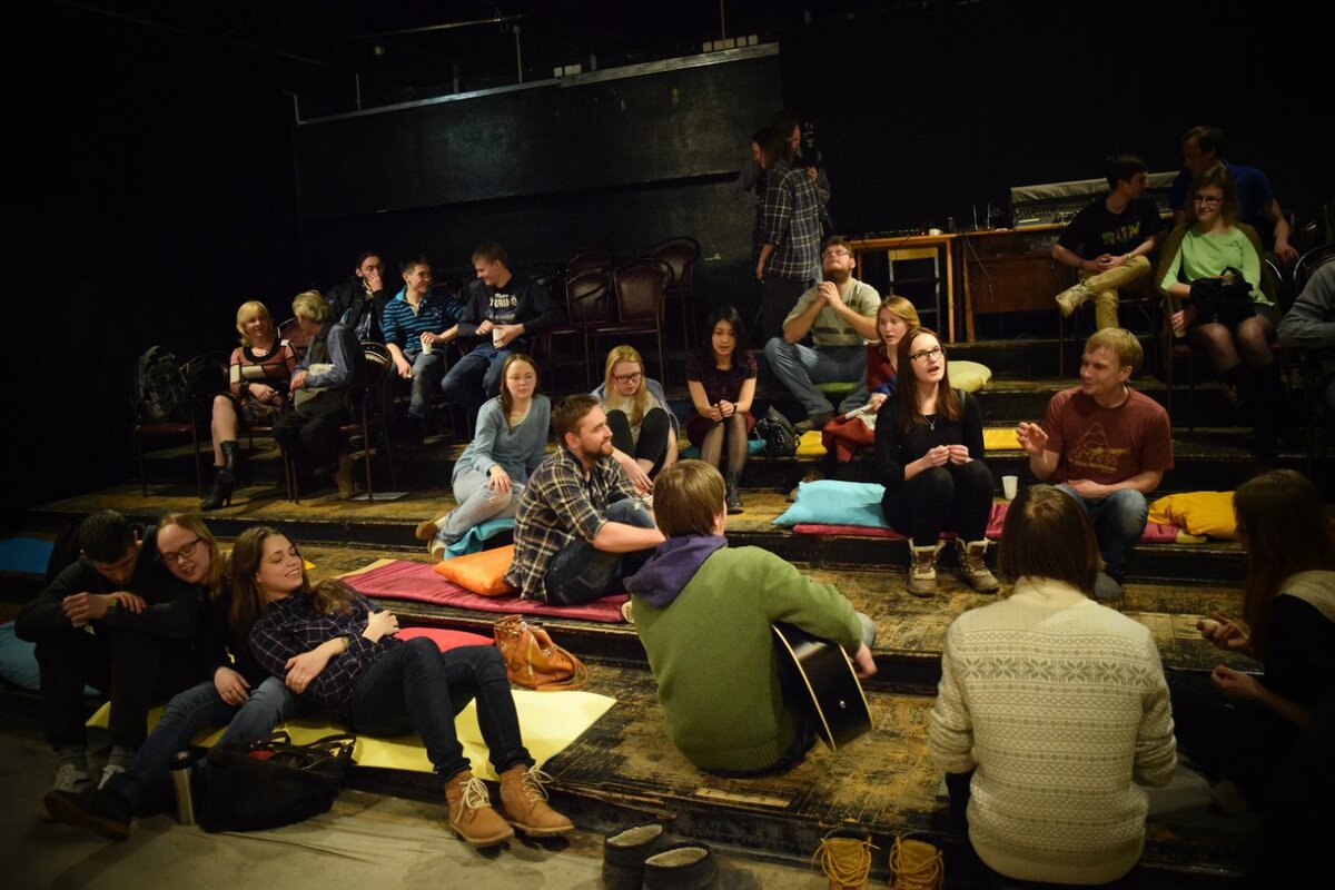 Пока еще фотографии с нынешнего РАВНО в обработке. Здесь на фото точно такие же посиделки 2016 года. Спиной к нам с гитарой Роман Филиппов.