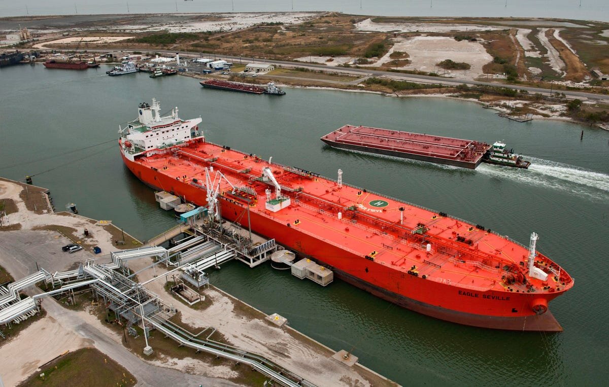 Так выглядит средних размеров танкер для транспортировки нефти и нефтепродуктов. Фото: Forbes.com