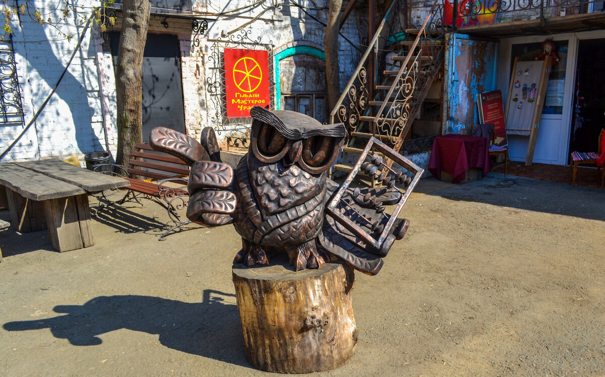 В тему мифологии, мы сопроводим статью необычными железными скульптурами из Ремесленного двора в Перми.