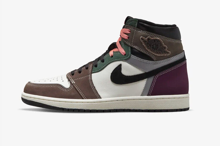 Air Jordan 1
Craft
14 499 руб.
Доступно 18.12 в 14:00
С тех пор как в 1985 году Майкл Джордан впервые вышел на площадку в Air Jordan 1, они превратились в классику стиля. Их можно надеть с вечерним или повседневным образом — в любом случае ты будешь выглядеть очень эффектно. Версия Air Jordan 1 “Craft” выводит наследие легендарной модели на новый уровень, а ее силуэт напоминает ручную работу.

Каждый элемент дизайна этой версии Air Jordan 1 тщательно продуман. Вставки выполнены из множества неожиданных материалов: мягкая кожа, нубук и парусина в сочетании с яркими цветами выгодно подчеркивают каждую часть кроссовок. Редкие декоративные светоотражающие акценты на боковой вставке и в области носка выделяют легендарные зоны Air Jordan 1, демонстрируя ее форму и выдающийся силуэт. Нашитый логотип Air Jordan Wings завершает образ, добавляя эстетику ручной работы в культовую баскетбольную модель.