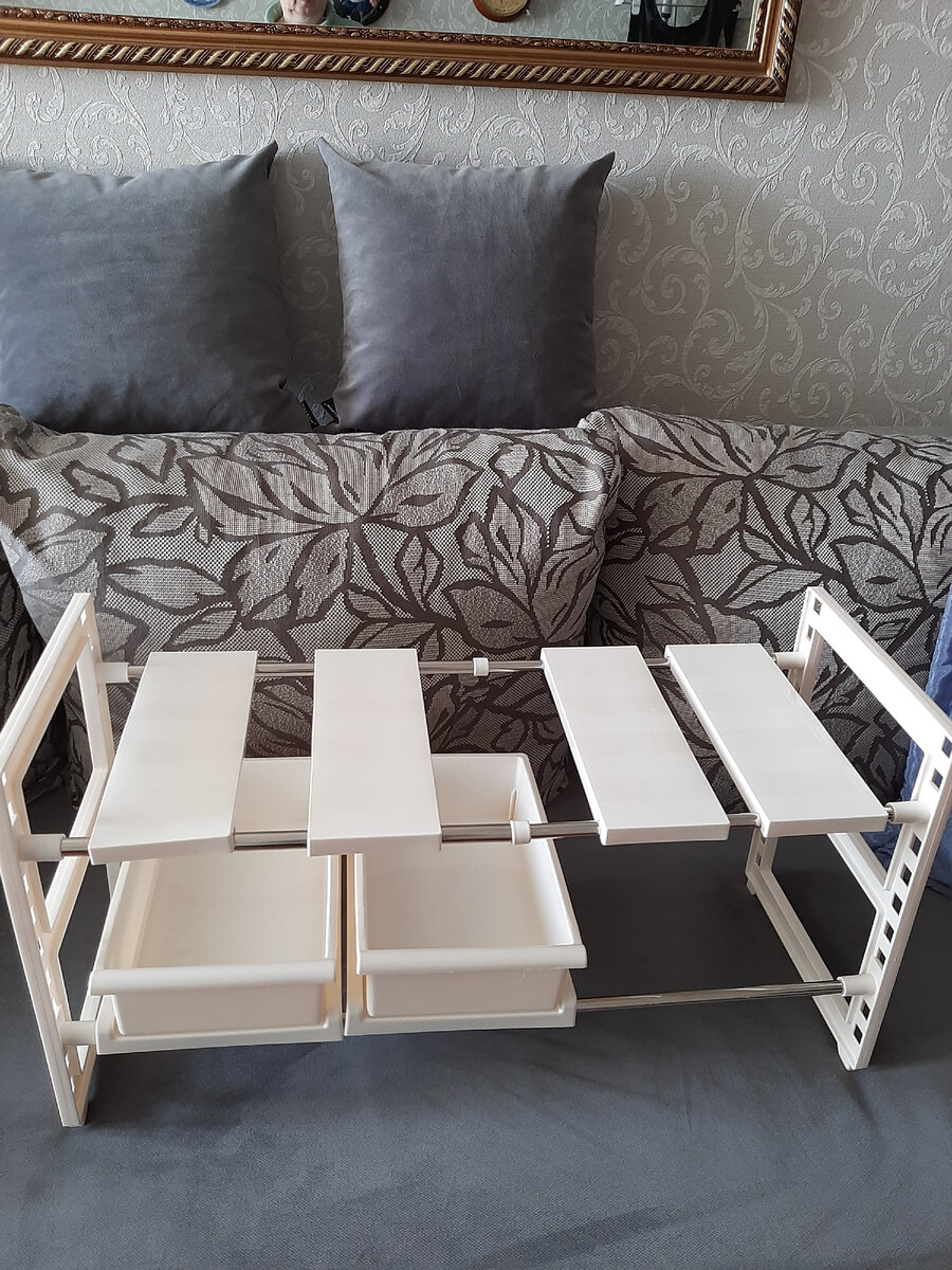 Вот так полка выглядит почти на всю ширину. Высоту полочек можно менять