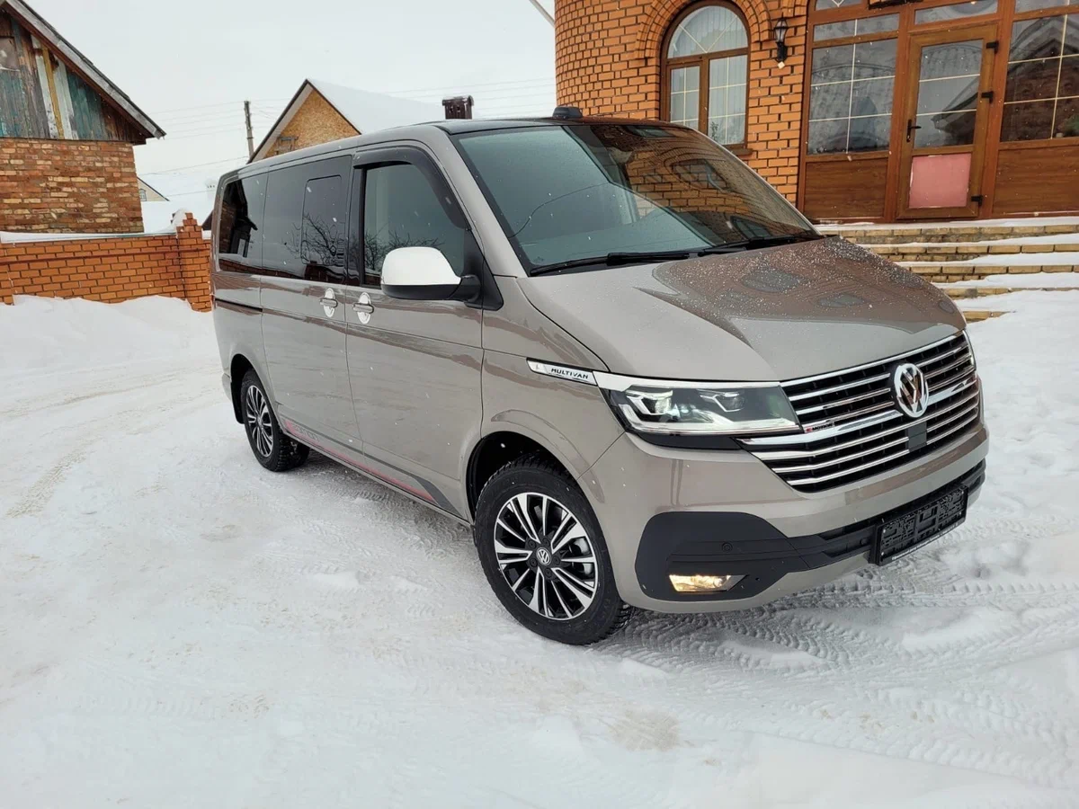 Лучшее авто для путешествий: Volkswagen Multivan 6.1. Почему он выиграл в  премии года? | DreamCars4 | Дзен