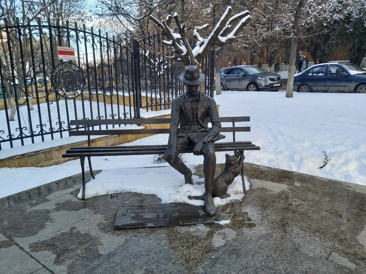 Памятник архитектору Э. Ходжаеву