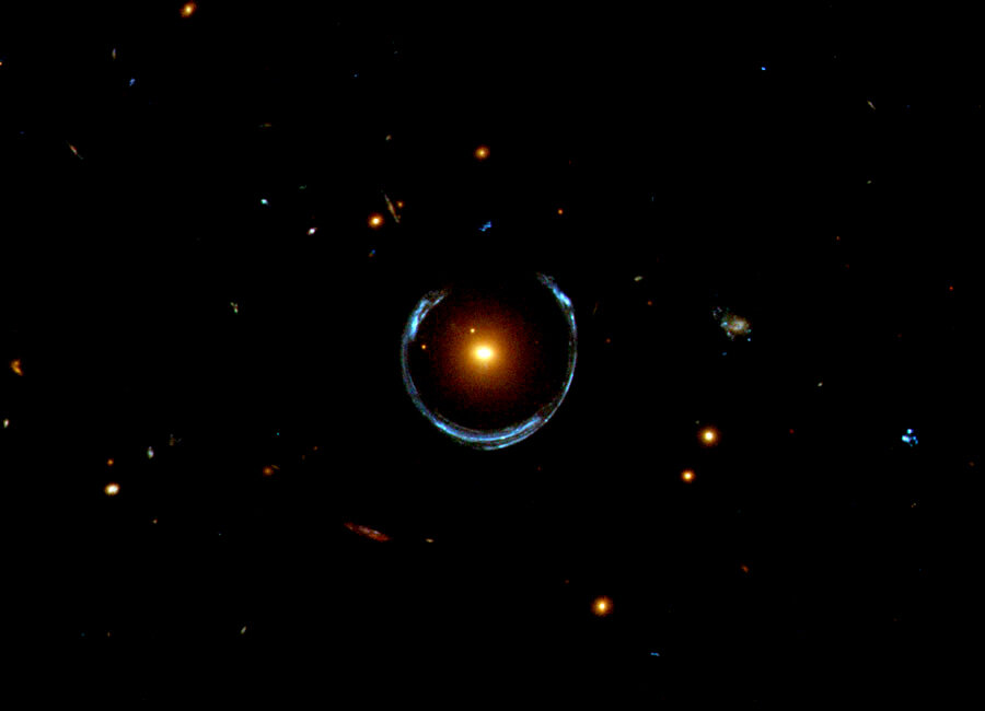 Кольцо Эйнштейна в форме подковы. Фото: NASA /ESA/Hubble