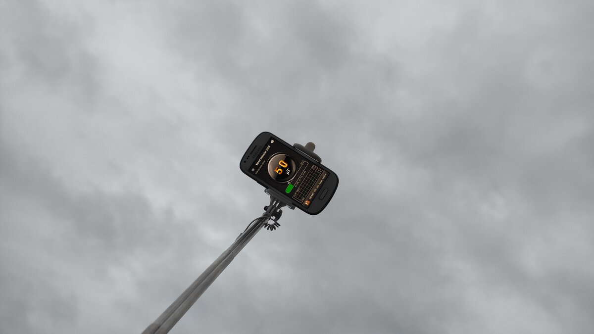 Так происходит калибровка магнитного датчика. Необходимо "нарисовать" восьмерку в небе.