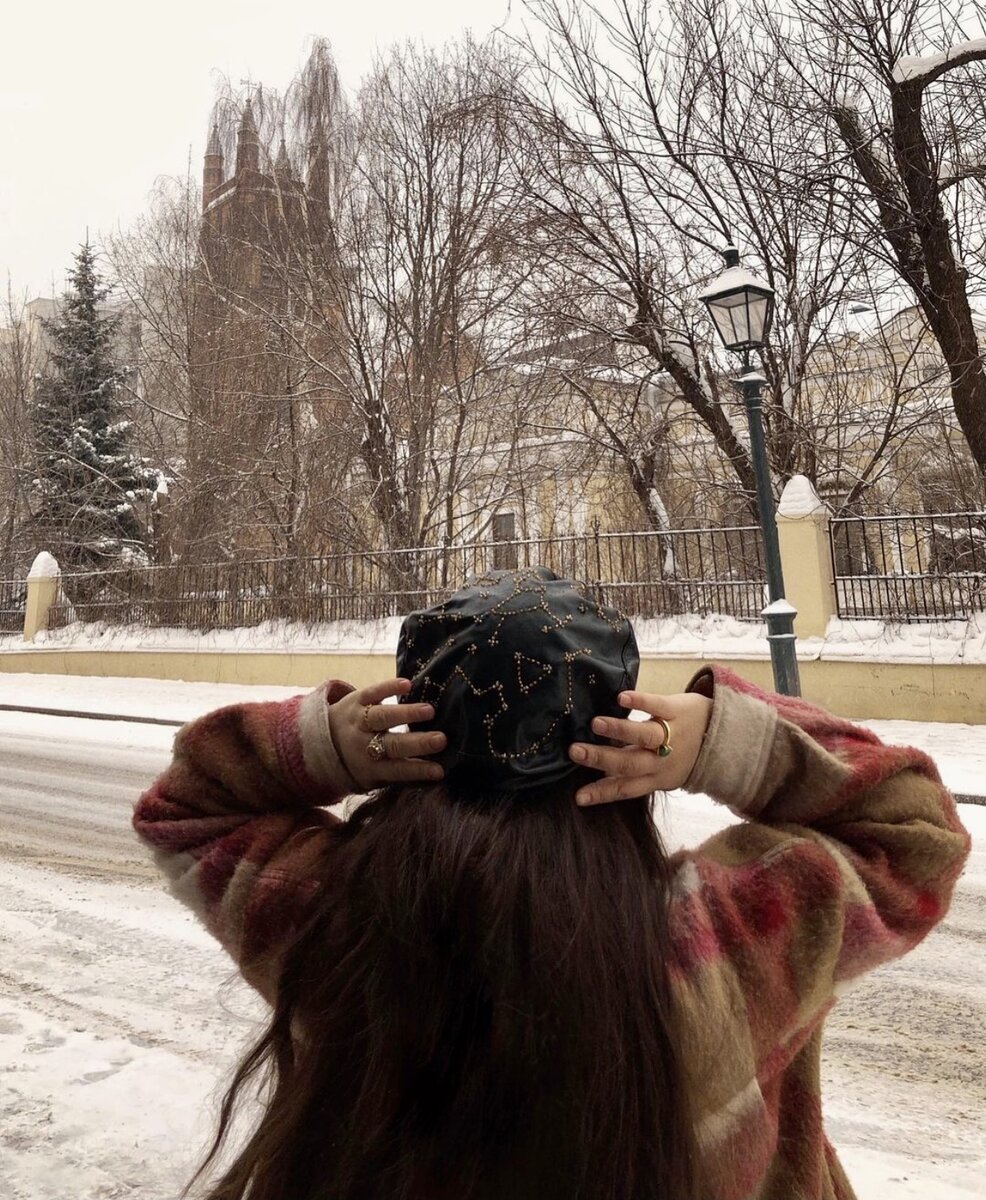 Одной из моделей стала беретка из экокожи с вышивкой чешским стеклом. Полностью ручная работа, расшивала сама. Береты продавались за 4000 руб.