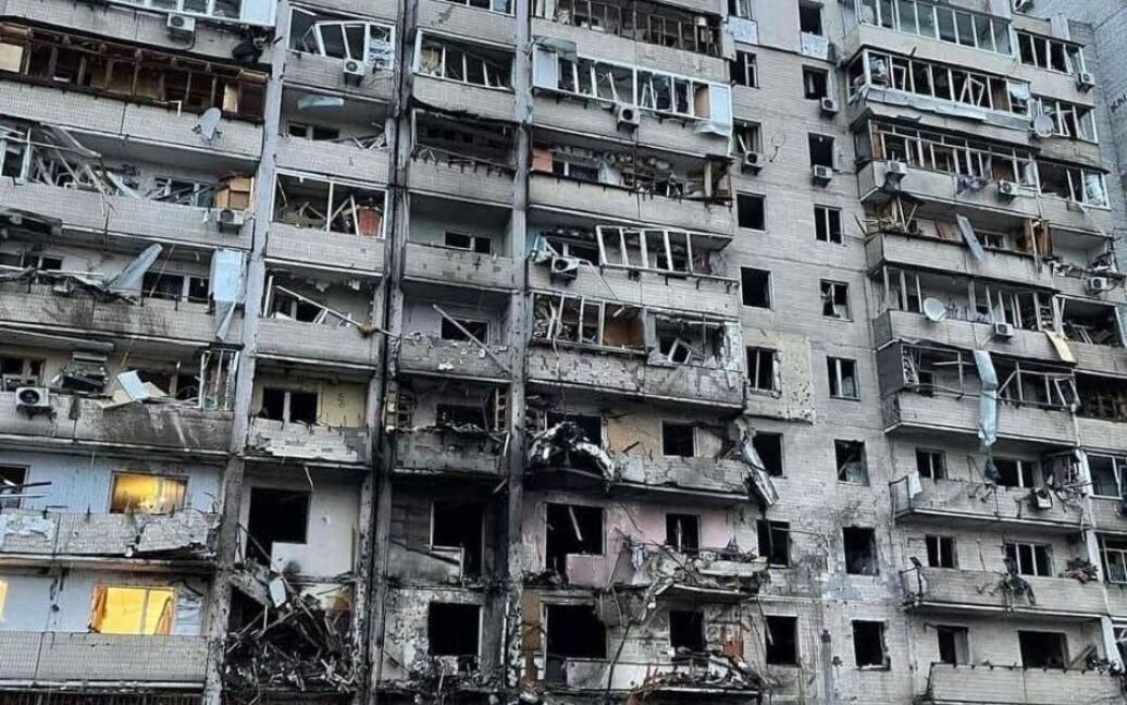 Обстрел жилых домов в Киеве. Взорванное здание в Киеве. Разбитый дом. Когда будут бомбить киев