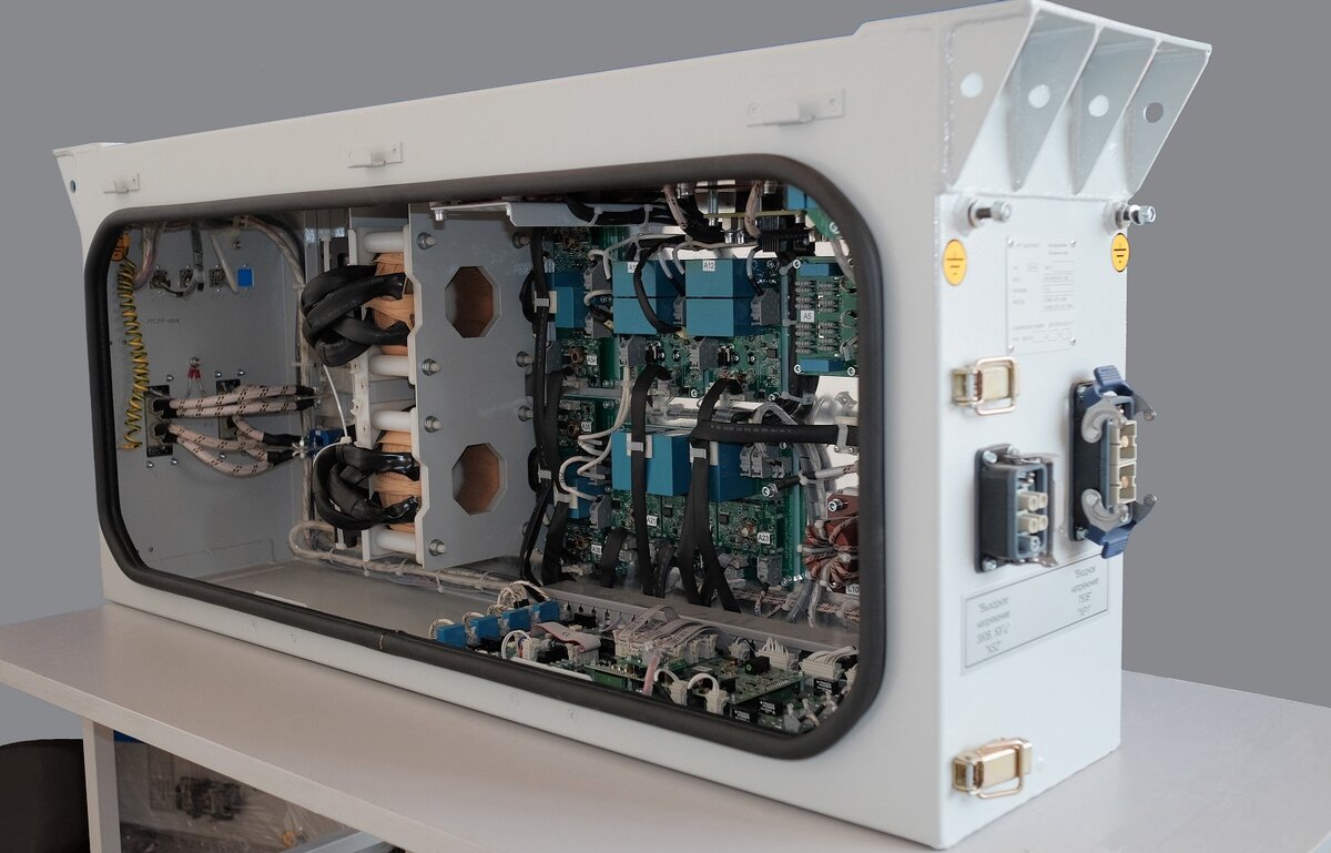 Преобразователь собственных нужд на основе карбида кремния производства КСК для вагонов метро. Источник: КСК