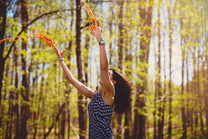 Фото: www.reddit.com/r/wtfstockphotos/comments/78j40r/woman_throwing_spaghetti_in_a_forest/