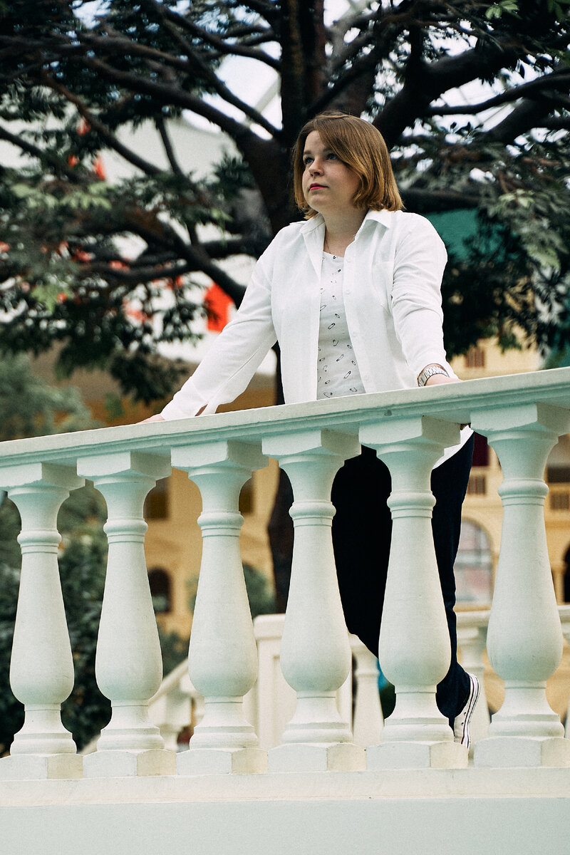 Всем привет! Навеяно книгой Грооса "Игра человека" ( 1901 год), люблю классику. Мне повезло меньше, но тем кто рос в 50-е повезло больше. В то время каждый день выходя из школы, дети выходили на улицу поиграть с соседскими детьми. Играли все выходные и лето напролет. Успевали поисследовать, поскучать, самостоятельно найти себе занятие, попасть в истории и из них выпутаться, полетать в облаках, найти новые увлечения, почитать комиксы и другие книги, которые хотелось читать, а не те,что нам задали. Вот уже 50 лет взрослые шаг за шагом лишают детей возможности играть. В книге "Дети за игрой" Говард Чудакофф назвал первую половину 20 века, веком детских игр. К 1900 году исчезла необходимость в детском труде. У детей появилось много свободного времени. Но начиная с 1960 годов взрослые начали урезать эту свободу, увеличивая время для школьных занятий. И что еще важнее все меньше и меньше позволяя им играть самим по себе. Место дворовых игр ➡️ спортивные занятия, вместо хобби ➡️ внешкольные кружки, которые ведут взрослые.
По времени закат детских игр совпадает с началом детских психических расстройств. И это не связано с тем, что мы стали лучше диагностировать. Начиная с 1950 года американским школьникам раздают опросники, выявляющие тревожные состояния и депрессию. Из этих данных следует., что доля детей, страдающих тревожным расстройством и депрессией сегодня в 5-8 раз выше, чем в 1950. За тот же период %самоубийств среди людей от 15 до 24 лет увеличился больше чем в 2 раза. А среди детей до 15 лет больше чем в 4 раза.
Дети всех млекопитающих играют. Почему? Впервые на этот вопрос попытался ответить немецкий философ Карл Гроос. Его теория игры объясняет, почему молодые животные играют больше чем взрослые. И почему чем меньше выживание животного зависит от инстинктов чем больше от навыков, тем чаще оно играет.
Следующей книгой стала "Игра человека" (1901г.) Игра является лучшим способом приобретения социальных навыков. Причина -в ее добровольности. Игроки всегда могут выйти из игры если им не нравится играть. Целью каждого игрока является удовлетворение не только своих но и чужих потребностей. Понаблюдайте за группой играющих детей. 👇👇👇👇👇


Они постоянно договариваются, ищут компромиссы. Играющие в "семью" решают кто будет мамой кто ребенком. Или разновозрастная компания играющая во дворе в футбол. Правила устанавливают дети, а не внешняя власть- тренеры или аниматоры. Игроки сами разбиваются на команды, сами решают что честно, а что нет. Всем важнее поиграть и получить удовольствие. Ученые выяснили, что одна из главных целей игры, научиться эмоционально и физически справляться с опасностями. Молодые млекопитающие снова и снова ставят себя в умеренно страшные ситуации. Дети человека, предоставленные сами себе делают тоже самое. Шаг за шагом, подходят к самому сильному страху который могут выдержать. Делать это ребенок должен сам. Ни в коем случае нельзя заставлять переживать страх к которому он не готов. Но именно так делает учитель физкультуры, когда требует от детей прыгать через "козла". При такой постановки задачи может быть паника, чувство стыда, и это уменьшает способность справляться со страхом. Для ребенка игра -это опыт взрослости. Так учится контролировать свое поведение, нести за себя ответственность. Современные дети еще играют, но все чаще и чаще под присмотром аниматоров, тренеров.