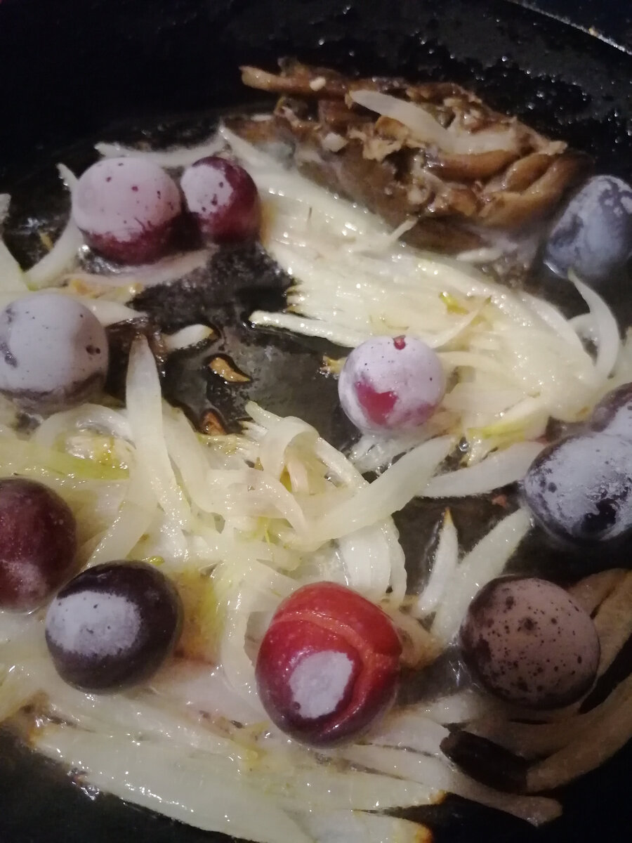 Слегка обжариваем лук. Затем добавляем с/м алычу и с/м опята. Прожариваем до полной разморозки и =>>