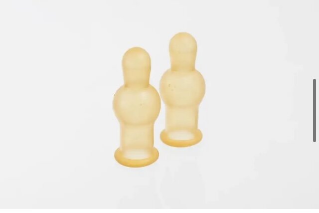 Настал день х . Мы созвонились с логопедом . Деловая оказалась ,сразу к делу и мне попало: - не стыдно мама ,у тебя ребёнок в 5 лет без звуков живет ?! У нашего сына оказывается не было «л» и «р». А отсутствие звуков -это в дальнейшем проблемы в школе ,в письме . Я опять начала переживать . Начала думать ,что плохая мама . На самом деле ребёнком не занимаюсь . Ещё логопед ,сказала что корректировкой речи,а именно с проблемами как у нас надо заниматься ,не раз или два раза в неделю,а непрерывно. Тем самым вырабатывается привычка и язык занимает своё место . Перерывы они растягивают этот процесс . А логопеды просто наживаются на этом, год будут выводить эти звуки и клиенты будут . Инструмент  наш - это палочка деревянная и конец соски ,отрезанной ,которую натягиваем на эту палочку ,чтоб при трении, не травмировать кончик языка . Начались мои испытания на терпение . Ребёнок то не усидчивый . Я не писатель, если ошибки будут ,подсказывайте .  