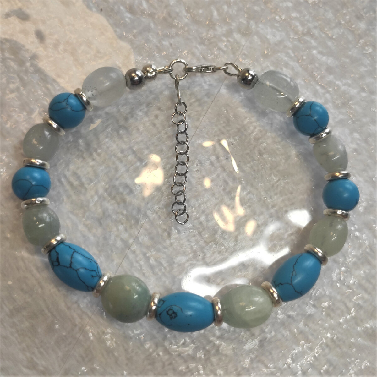 Браслет из серебра, прессованной бирюзы и природного белого берилла. Размер: 17-22