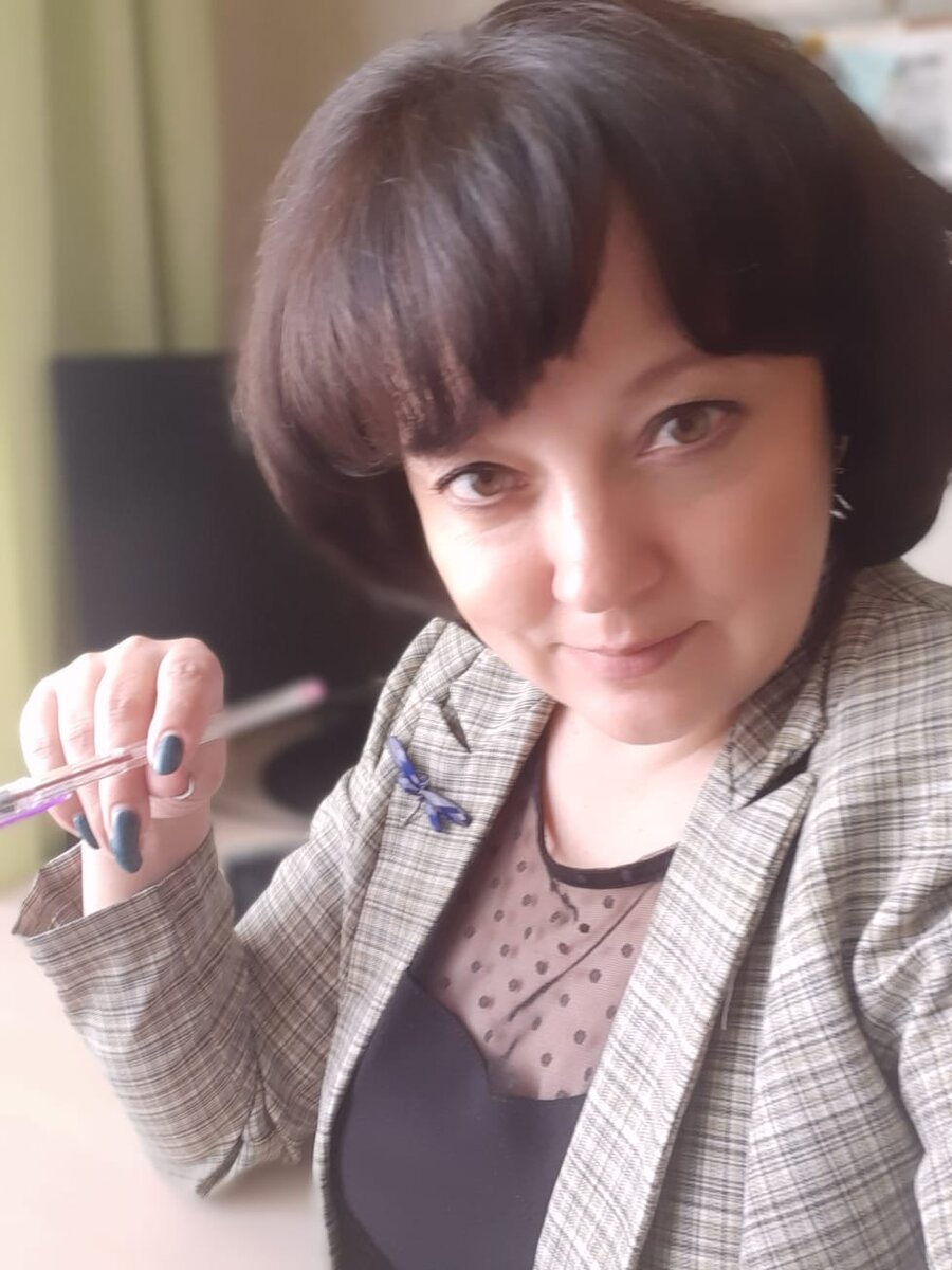 Юля на работе.