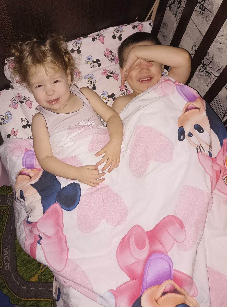 Утро. Картина маслом. Тёма лежит в Никиной кровати, Ника его укрывает одеялом и качает. Потом легла к нему рядом. 😊