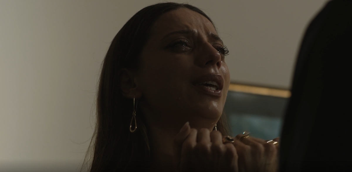 Главной героине надоел дурачок муж