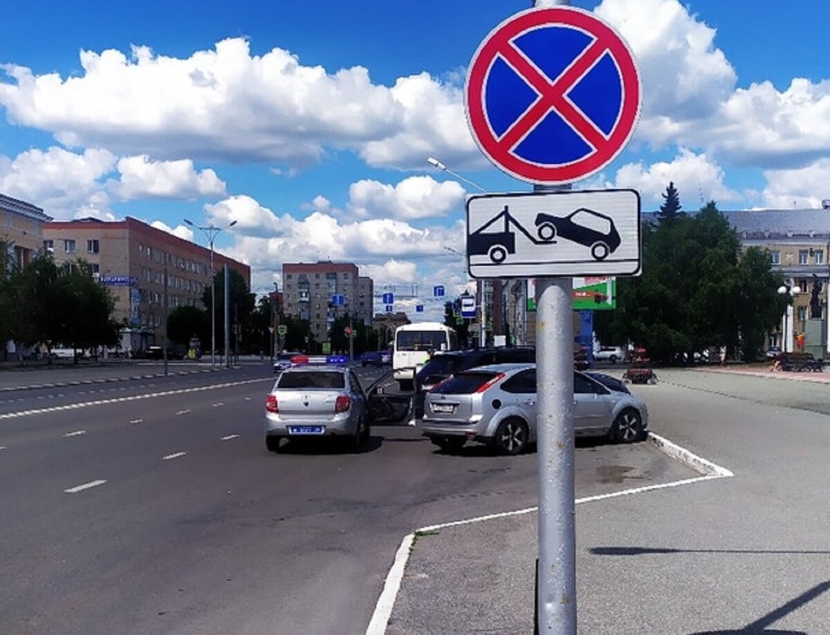 Где стоят знаки. Знаки на дороге. Табличка под знаком остановка запрещена. Знак с под знаком остановка запрещена грузовым. Знак дороги нет.