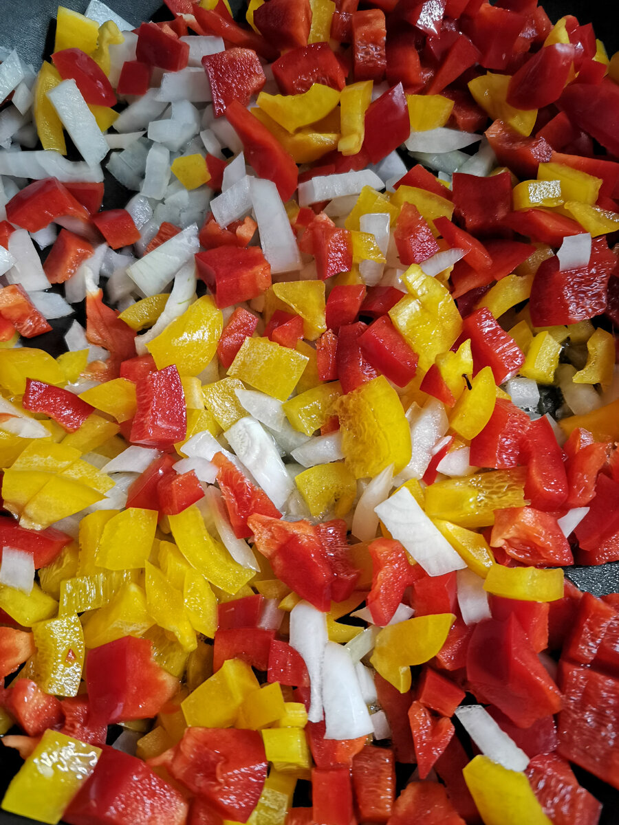 Нарезаем мелкими кубиками лук и перец.