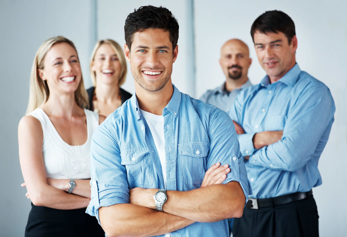 Люди в офисе. Подросток задумался. Уверенные люди. Молодой бизнесмен. Фотосессия коллег.