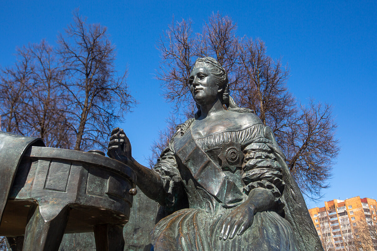 Памятник Екатерине 2 в Москве. Памятник Екатерине 2 в Чебоксарах. Памятник Екатерине 2 в Казани. Памятник Екатерине 2 в Санкт Петербурге.