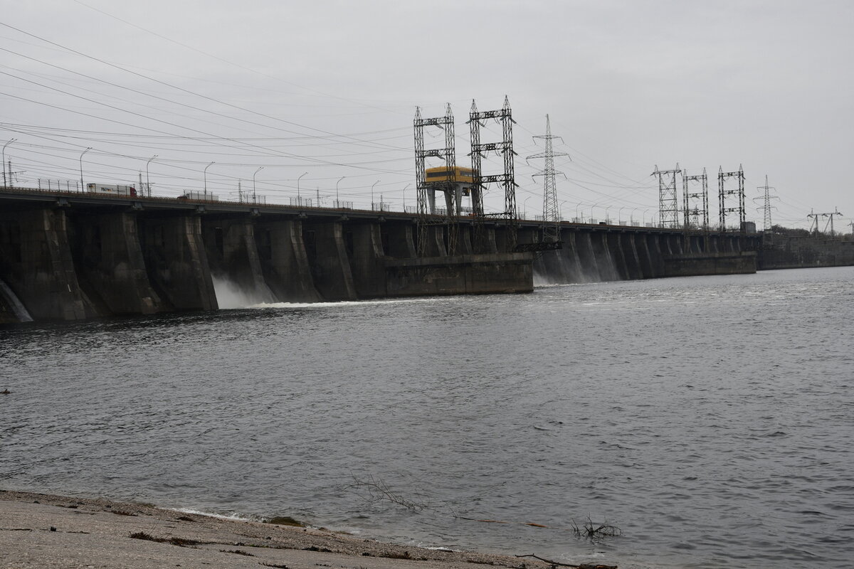Дамба в оренбурге фото. Тольятти плотина ГЭС. Жигулевск дамба ГЭС. Дамба в Жигулевске. Гидроузел Жигулевской ГЭС.